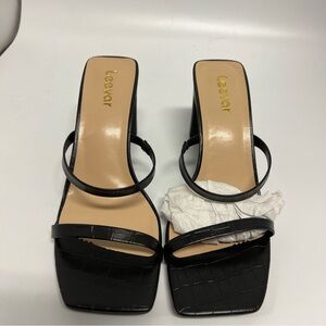 NWT Leevar Women’s Nude Black Silver Heels